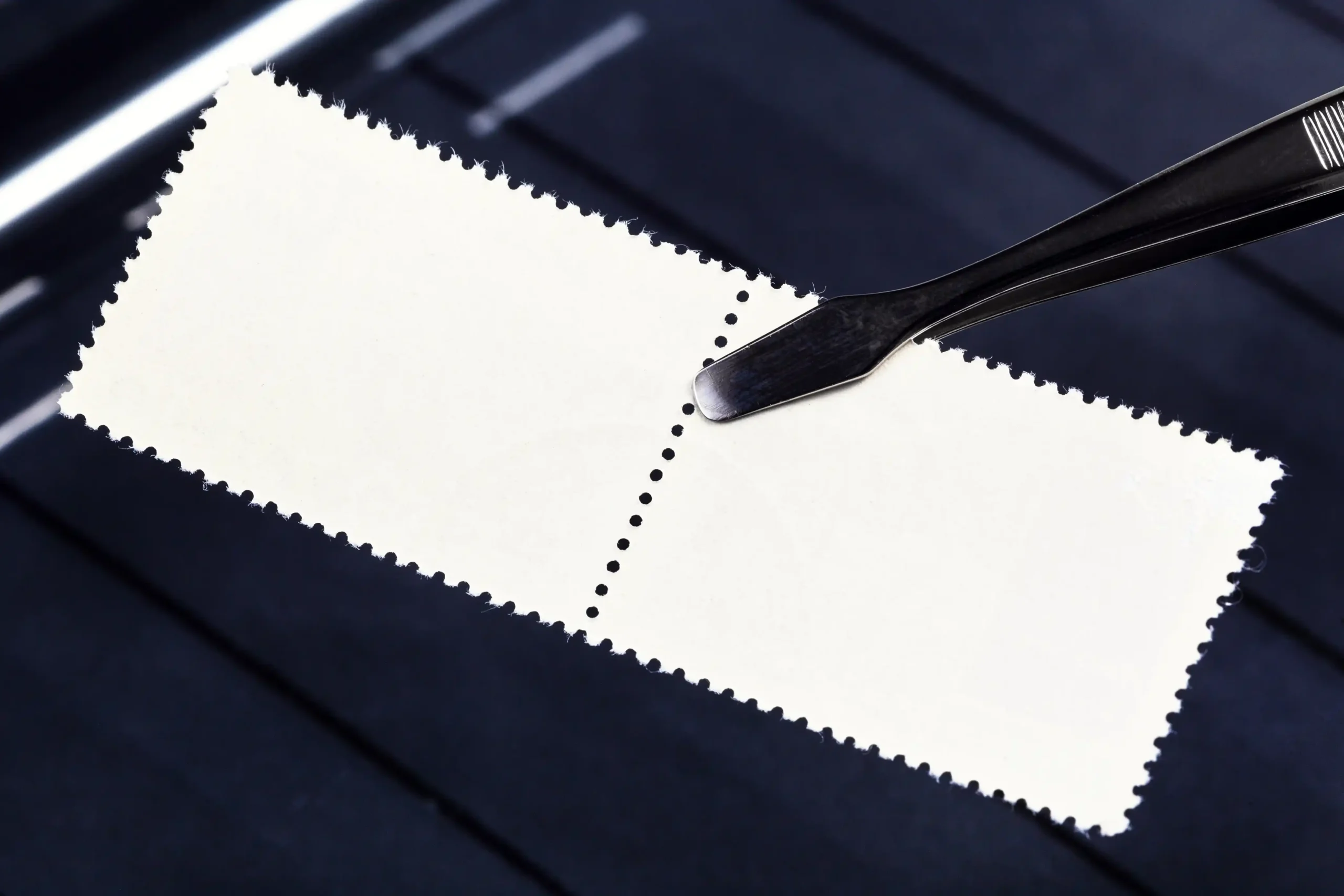 lsd blotter met pincet